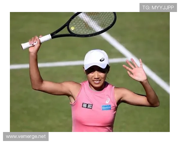 张帅训练完直接拎包去秀场，这姐是把网球当副业吧