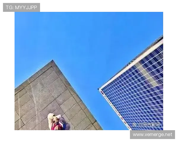 石智勇训练完顺手拎走两袋米，说家里狗粮快没了