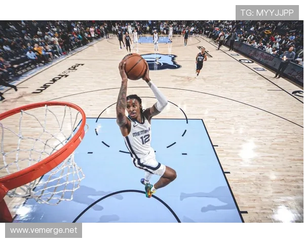 贾·莫兰特训练完鞋子还亮得能照脸，活脱脱球场上的钻石狂魔啊