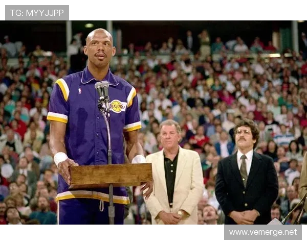 卡里姆·阿卜杜尔-贾巴尔内线统治力对比传奇中锋差异明显